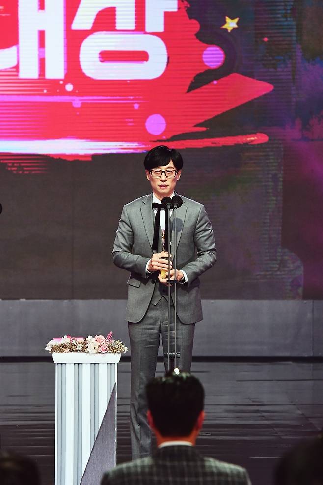 There was no change. Yoo Jae-Suk was awarded the 2021 MBC Broadcasting Entertainment Award and embraced Lee Hyori, his best friend.Yoo Jae-Suk received the Grand Prize at the 2021 MBC Broadcasting Entertainment Grand Prize held live at MBC Public Hall in Sangam-dong, Mapo-gu, Seoul on the afternoon of the 29th.At the moment of his call, he gave a thrilling hug to Lee Hyori, who was next to him as a prize winner.Lee Hyori, who played as a refund expedition for What do you do when you play last year, won the Grand Prize, but he did not attend and took a picture of the futon.Lee Hyori, who was dressed in a fresh green dress in a year, said, I received the best prize as a heavenly house, but I came out with a blanket because I could not attend.Yoo Jae-Suk, who came to the stage together as the winner of last years grand prize, said, I met Lee Hyori for a long time and said, I did not know and greeted 90 degrees. However, at the moment of the target call, Yoo Jae-Suk expressed his joy by holding Lee Hyori, who was beside him, hotly.Yoo Jae-Suk, who won the grand prize for What do you do when you play in four years after the Infinite Challenge ended last year, won the MBC Grand Prize for the second consecutive year.On this day, Yoo Jae-Suk won the eighth prize in MBC and renewed his personal record again. When he integrates broadcasting companies, he wrote a record of 18 personal titles.Yoo Jae-Suk, who said, I have received a big prize full of love, said, I want to turn this prize to my beloved Na Kyung-eun.Also, referring to Kim Tae-ho PD, a long-time partner who leaves MBC at the end of this year, I sincerely hope that I will do what I want to do and support myself as I made a new decision.Thank you so much, he said.Yoo Jae-Suk said, I do not know when it will be.I will try to make a laugh with my colleagues as a comedian in Korea until the day my body is finished. He recently honored Kim Chul-min, a comedian who left the world during lung cancer.We cant make the best decision every minute of every trouble and decision, but well make it laugh with the best decision we can make, he said.On the other hand, Yoo Jae-Suk Kim Tae-ho PD combos What do you do when you play swept the MBC entertainment Grand Prize this year in addition to Yoo Jae-Suks Grand Prize.It swept the Grand Prize, the years program award, and the Best Couple Award (Yoo Jae-Suk, Haha, America) that were selected by the audience.She won eight awards, including the Womens Grand Prize (Shin Bong-sun), the Best Character Award (Jung Jun-ha Ha), the Best Teamwork Award (MSG Wannabe), the Mens New Artist Award (Park Jae-jung), and the Womens New Artist Award (Lee Mi-joo).