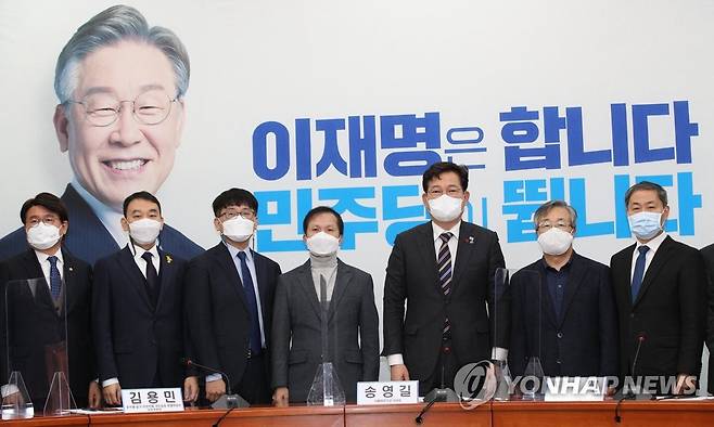 민주당 '윤석열일가부정부패국민검증특위' 외부위원 임명장 수여식 더불어민주당 송영길 대표가 지난 12월 28일 오전 국회에서 열린 '윤석열일가부정부패국민검증특위' 외부위원 임명장 수여식을 마친 뒤 기념사진을 찍고 있다. [연합뉴스 자료사진]