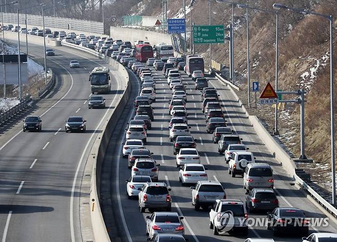 멀고 먼 해맞이 귀경길 [연합뉴스 자료사진]