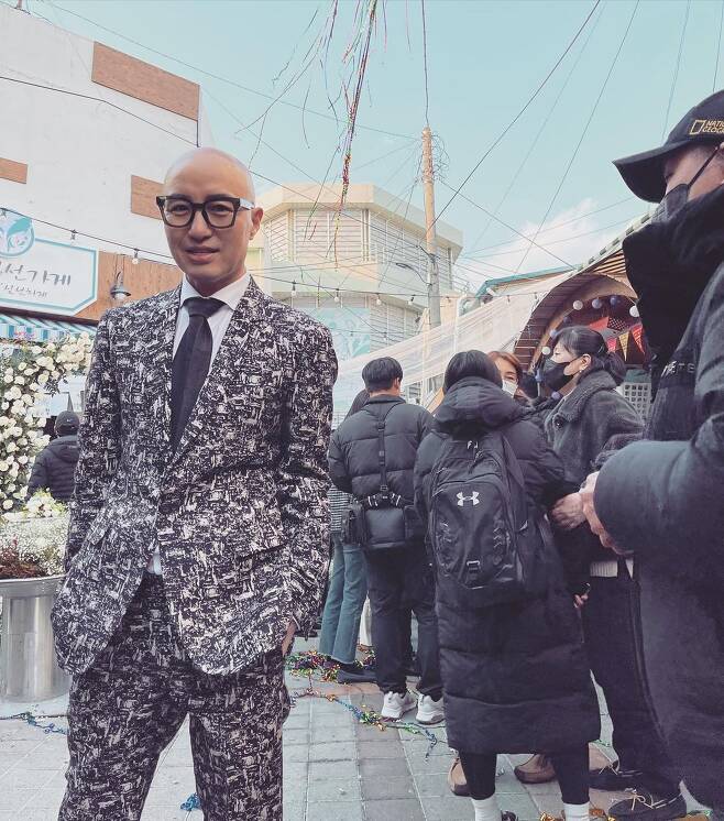 Seoul =) = Broadcaster Hong Seok-cheon showed off the perfect suit fit after losing 11kg.Hong Seok-cheon posted a picture on his Instagram on the 31st, saying, It was a hard year in 2021, but I lived hard. Thank you all for your support and I hope that all the new things that start in the new year will be good.Hong Seok-cheon said, I will also greet you as a new drama, entertainment, and business in the new year. He added, Lets run without losing hope.In the photo, Hong Seok-cheon was wearing a colorful suit and smiling and posing.Hong Seok-cheon, who recently reported that he lost 11kg of weight, attracts attention with a different suit fit.Meanwhile, Hong Seok-cheon will appear in the drama Jinx Lovers, which will be broadcast in the first half of next year.