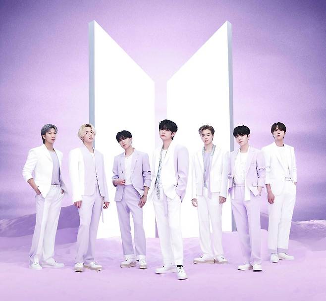 그룹 방탄소년단(BTS) 소속사인 하이브가 지난달 NFT 진출 계획을 밝힌 후 일부 팬과 갈등을 빚고 있다. 이들 팬은 탄소 배출이 많아 환경을 해치는 NFT가 그동안 기후변화에 강한 목소리를 냈던 BTS와 어울리지 않는다고 반발한다. 사진은 BTS. /빅히트뮤직