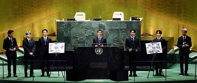 지난 9월 유엔에서 연설할 당시의 방탄소년단(BTS). 멤버들은 환경 문제에 대한 경각심을 이야기하며 지구를 지켜야 한다는 메시지를 전했었다. 왼쪽부터 BTS의 뷔, 슈가, 진, RM, 정국, 지민, 제이홉. /뉴시스