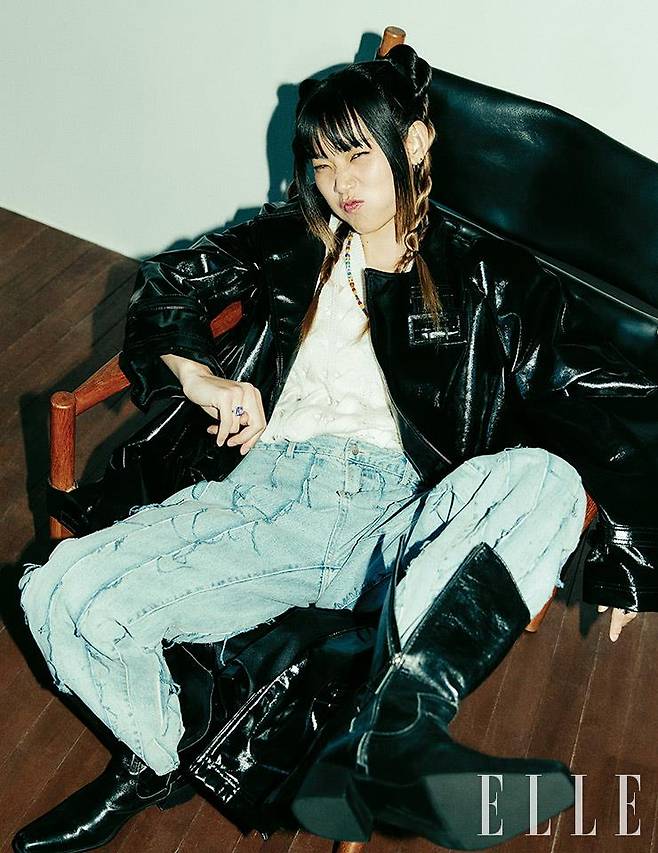 이너 웨어 셔츠는 RePLAiN. 재킷은 H&M. 바지는 Matin Kim. 목걸이와 반지는 모두 Avecthing. 부츠는 ByMina.