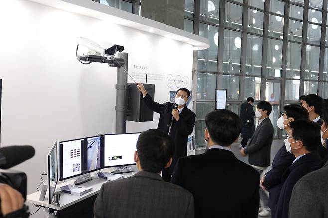 세종 스마트시티 핵심기술 창업기업 마스코리아가 실증성과 기술설명을 하고 있다. 사진=세종창조경제혁신센터
