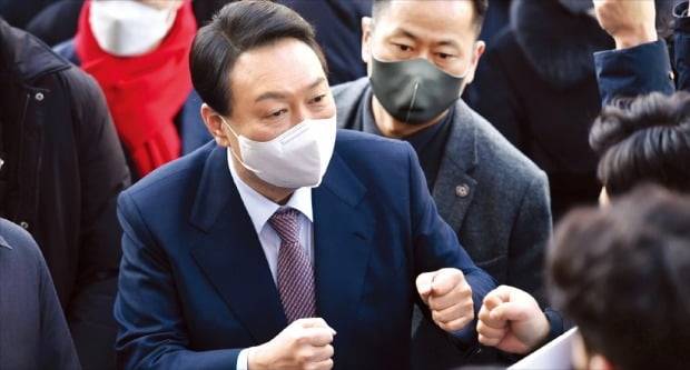 < 주먹 ‘불끈’ > 윤석열 국민의힘 대선 후보가 30일 범어동 대구시당에서 열린 대구 선거대책위원회 출범식에서 지지자들과 주먹 인사를 하고 있다.  /뉴스1