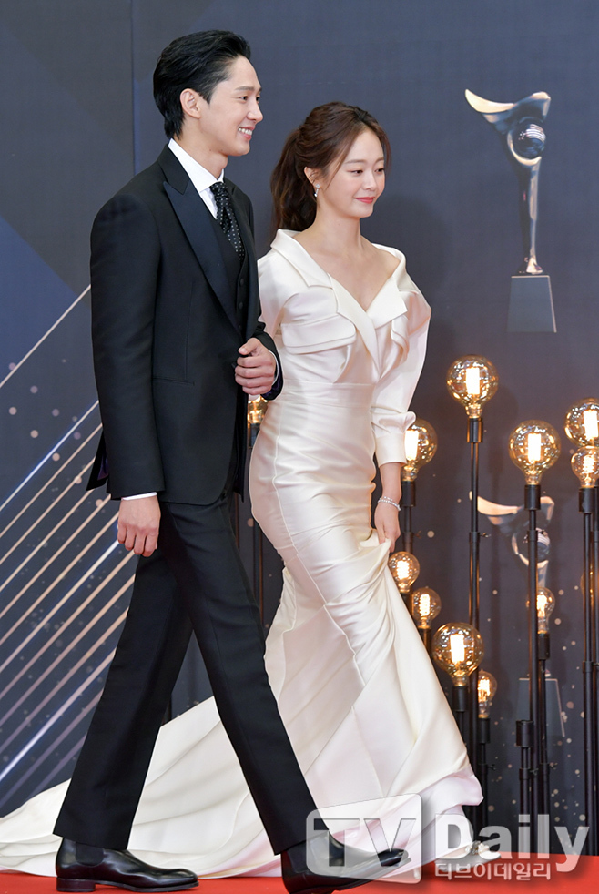 The awards for the 2021 KBS Acting Grand Prize were held at KBS, Yeouido, Seoul on the evening of the 31st.Park Sung-hoon Jeon So-min, who attended the awards red carpet event, poses.