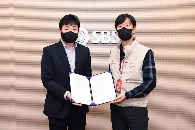 SBS '2021 노사 합의문' 서명식 (왼쪽부터) 박정훈 SBS 사장과 정형택 전국언론노동조합 SBS본부장 [SBS 제공. 재판매 및 DB 금지