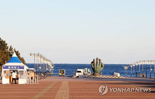 한적한 포항 해맞이광장 (포항=연합뉴스) 손대성 기자 = 31일 오후 경북 포항시 남구 호미곶면 호미곶해맞이광장 주변이 교통 통제로 한산한 모습을 보이고 있다.
    포항시는 신종 코로나바이러스 감염증(코로나19) 확산 우려에 따라 1월 1일 개최하려던 한민족해맞이축전을 취소하고 광장 주변 도로를 통제하고 있다. 2021.12.31 sds123@yna.co.kr