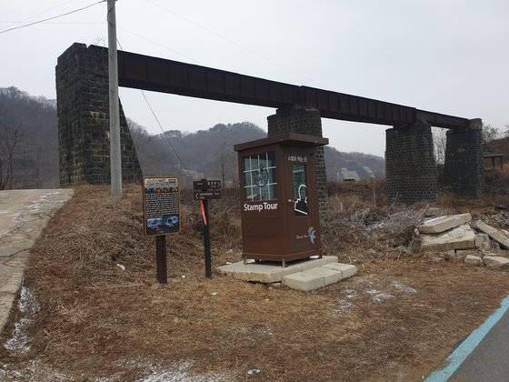 역고드름 진출입로 입구에는 폐쇄된 경원선 철길과 교각이 보존돼 있다. 전익진 기자