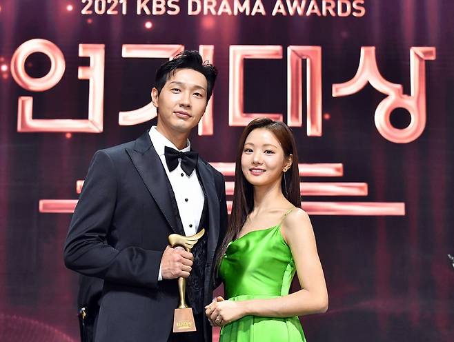 ▲ '2021 KBS 연기대상' 대상을 수상한 배우 지현우(왼쪽)와 신인상을 수상한 이세희. 제공|KBS