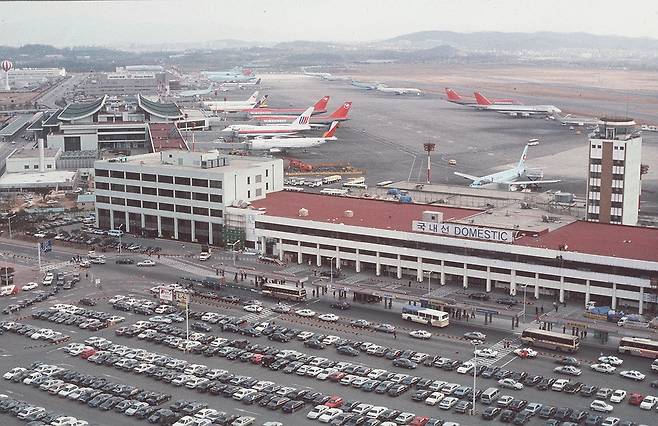 국제선과 국내선 기능을 모두 담당하던 김포국제공항. 1992년 [연합뉴스 자료사진]