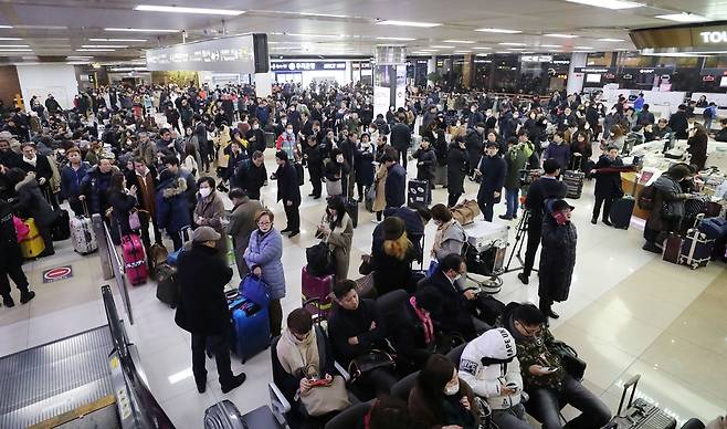 가까운 일본, 중국을 연결하는 국제선 기능이 2003년 부활했다. 붐비는 국제선 대합실. 2017년 [연합뉴스 자료사진]