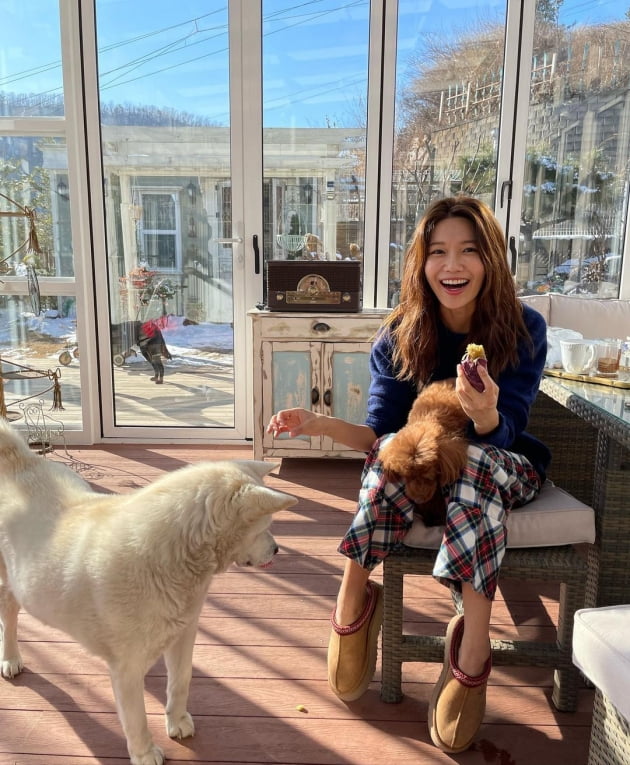 Group Girls Generation member and actor Choi Sooyoung delivered a New Years greeting.Choi Sooyoung said on his 2nd day in his instagram that New Year # You will be done if you say Hope and gave a new greeting to his new title.In the photo, Choi is sitting on a terrace sofa, studying scripts and snacking on dogs. A clear smile and a lovely atmosphere attract attention.Choi Sooyoung is in public with Actor Jung Kyung-ho, who was cast in Drama You Say Hope.