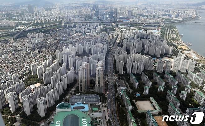 서울 송파구 롯데월드타워 서울스카이에서 서울 시내 아파트 단지가 보이고 있다. 2021.7.21/뉴스1 © News1 황기선 기자