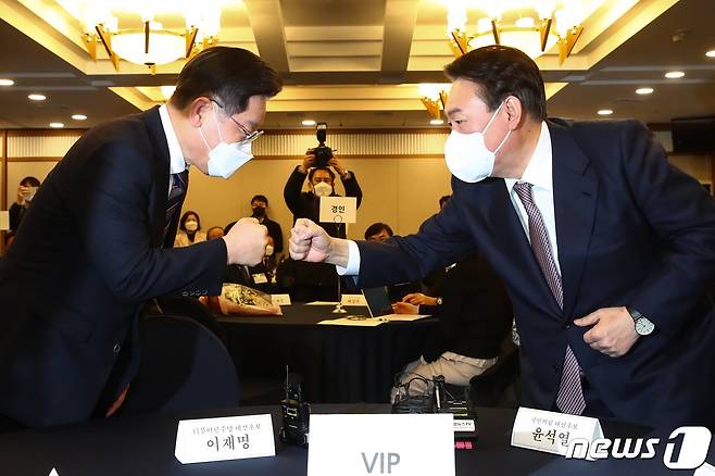 이재명 더불어민주당 대선 후보와 윤석열 국민의힘 대선 후보 2021.12.27/뉴스1 © News1 국회사진취재단