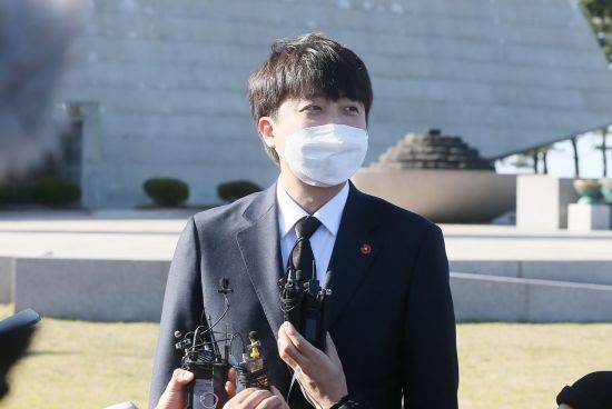 이준석 국민의힘 대표가 1일 오후 제주시 봉개동 4·3평화공원을 참배한 뒤 취재진의 질문에 답변하고 있다.[사진=연합뉴스]