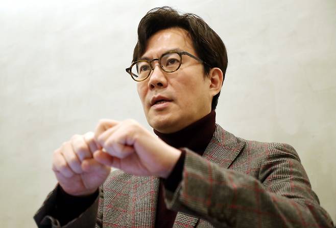 김경민 서울대 환경대학원 교수가 지난해 12월 27일 오전 서울 강남구 역삼동 한 커피숍에서 본지와 인터뷰를 갖고 2022년 주택 시장 전망에 대해 설명하고 있다. /장련성 기자