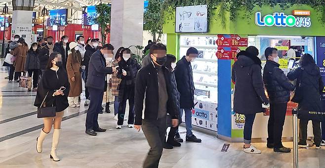 새해 첫날인 1일 오후 서울 시내 한 로또 판매점 앞에 시민들이 줄지어 서있다. /연합뉴스
