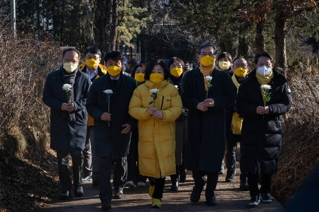 심상정 정의당 대선 후보와 선대위 관계자들이 1일 경기 남양주시 마석 모란공원 고 노회찬 전 의원 묘역을 참배하고 있다. 정의당 제공