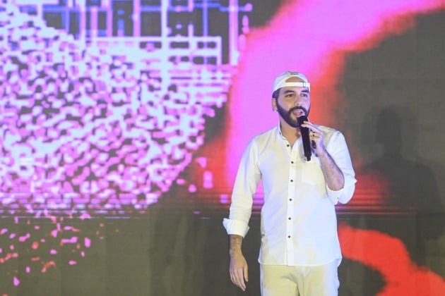 President of El Salvador, Nayib Bukele, speaks at the closing ceremony of the Latin Bitcoin conference (LaBitConf) at Mizata Beach, El Salvador, on November 20, 2021. AFP연합뉴스