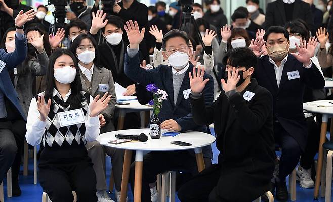 이재명 더불어민주당 대선 후보가 2일 서울 마포구 소재 더불어민주당 미래당사 '블루소다' 개관식에 참석해 손을 흔들고 있다. / 사진제공=뉴시스