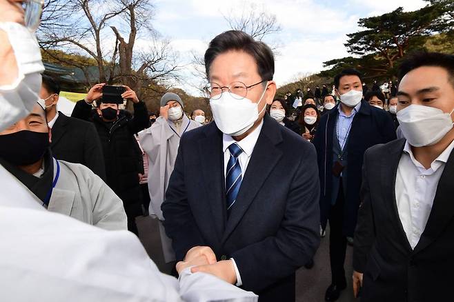 이재명 더불어민주당 대선 후보가 새해 첫날인 1일 오후 경남 양산시 통도사를 방문하고 있다. / 사진제공=뉴시스