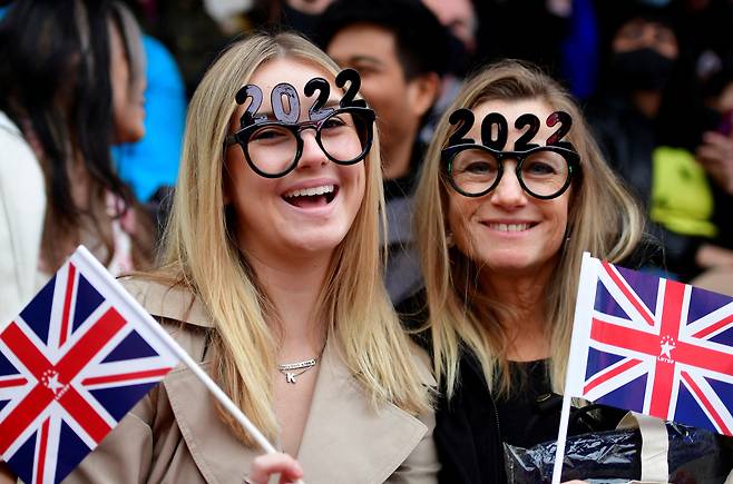 영국 런던에서 현지시간 1일 새해 첫날 퍼레이드 행사에 참여한 시민들의 모습.(사진=로이터 연합뉴스)