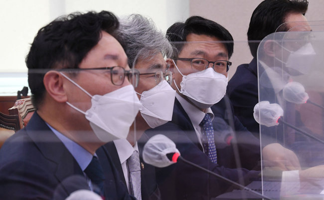 김진욱 공수처장(오른쪽에서 두 번째)이 2021년 10월 21일 서울 여의도 국회에서 열린 법제사법위원회의 감사원, 법무부, 대법원, 헌법재판소, 법제처, 공수처에 대한 국정감사에서 박범계 법무부 장관(왼쪽)이 의원들의 질의에 답변하는 모습을 지켜보고 있다. [사진공동취재단]
