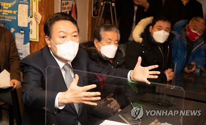 자영업 피해 현장 간담회에서 발언하는 윤석열 대선 후보 (서울=연합뉴스) 국민의힘 윤석열 대선 후보가 2일 오후 서울 종로구 한 음식점에서 열린 코로나19 자영업 피해 현장 간담회에서 발언하고 있다. 2022.1.2 [국회사진기자단] toadboy@yna.co.kr