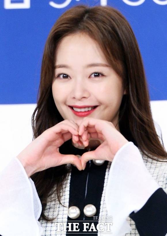 배우 전소민이 채널A 월화드라마 '쇼윈도: 여왕의 집'에서 윤미라 역을 맡아 열연을 펼치고 있다. 그는 예능과 드라마를 오가며 다채로운 매력으로 시청자들을 사로잡고 있다. /더팩트 DB