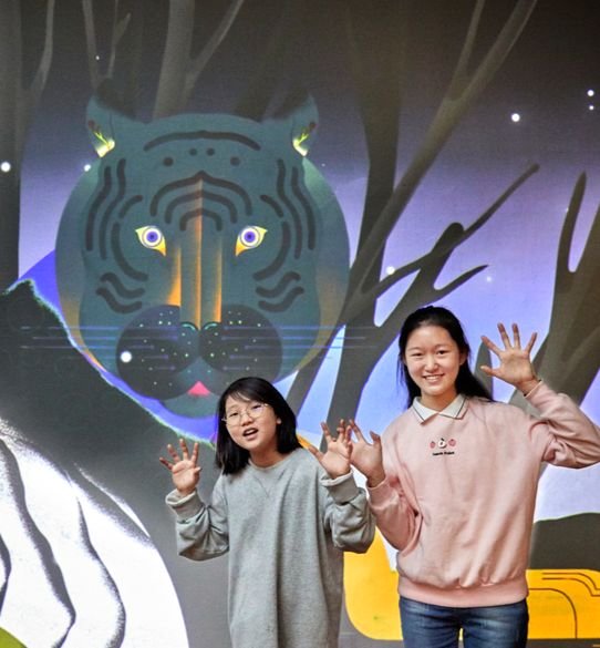 호랑이에 관한 상징과 문화상을 조명하는 특별전시 '호랑이 나라' 를 취재한 조하나(왼쪽) 학생모델·장채원 학생기자가 호랑이처럼 용맹한 포즈를 취했다.