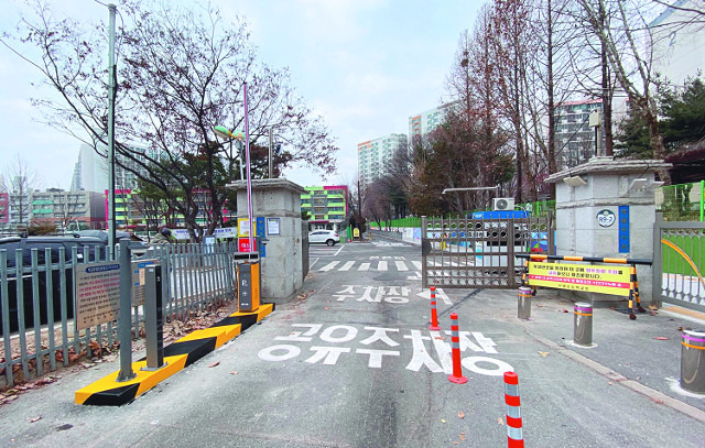 올 1월부터 개방한 구리 부양초등학교 공유주차장 입구. 구리시 제공