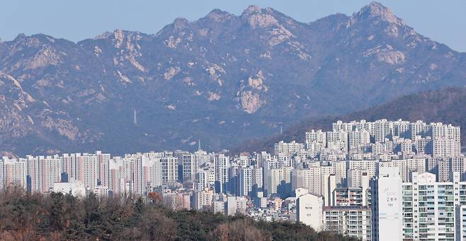 서울 마포구에서 바라본 은평구와 서대문구 일대 아파트단지. [연합]