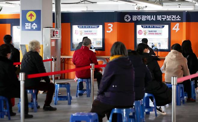 3일 오후 광주 북구보건소 선별진료소에서 신종 코로나바이러스 감염증(코로나19) 검사를 받으려는 시민들이 대기하고 있다. [연합]