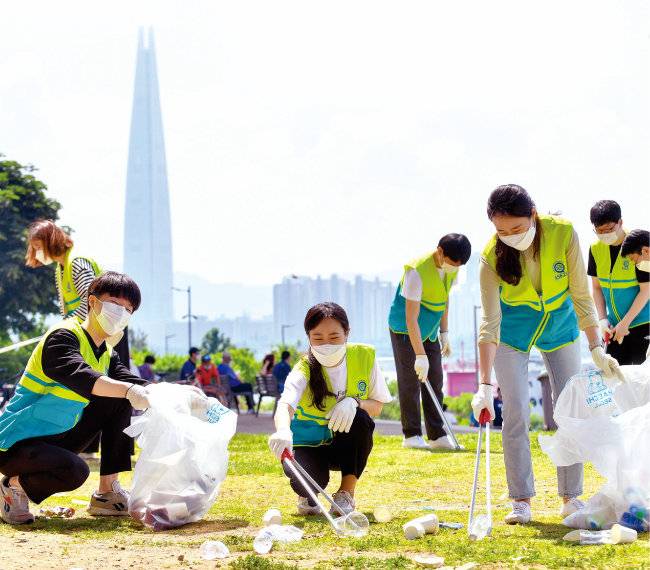 ASEZ WAO가 서울 뚝섬유원지에서 플라스틱 쓰레기 줄이기 활동 ‘No More GPGP’를 벌이고 있다.