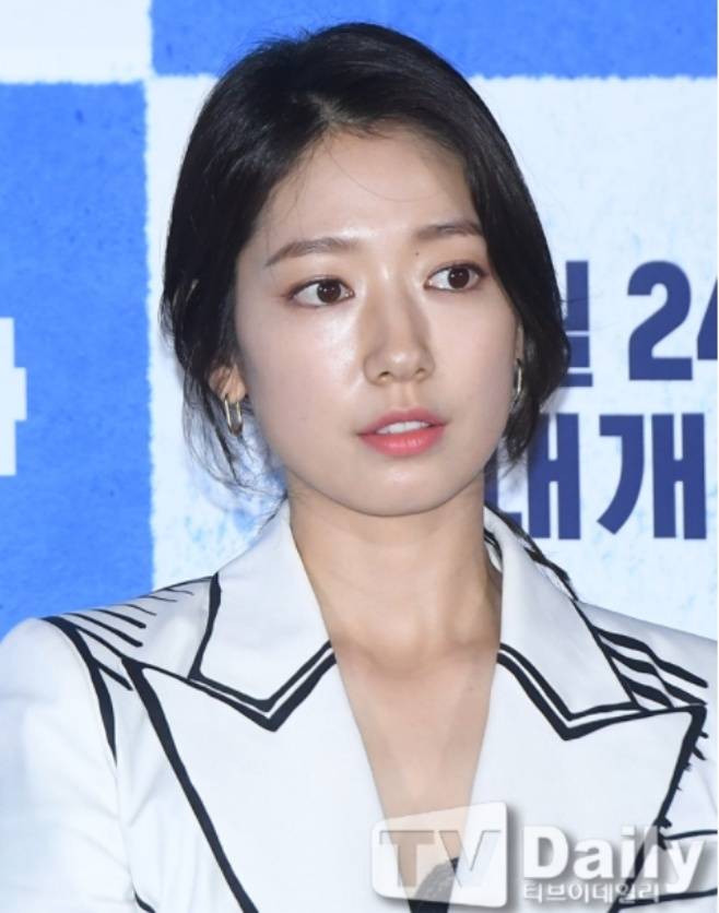 Global fans and luxury fans are exploding for pregnant actor Park Shin-hye and Choi Tae-joon marriage ceremony.However, considering the city and its popularity, they kept the ceremony as quiet as possible and blocked the rumor.On the 3rd, one media released a wedding invitation, saying that two people will raise a marriage ceremony at the church in Seoul Gangdong-gu.Park Shin-hye and Choi Tae-joon will marriage at Seoul on the 22nd, said an official from the agency Salt Entertainment.Marriage The rest of the matter is private. Please understand. According to the will of the family members, the marriage ceremony of the two goes private.It is estimated that the esophagus of the two people will be quietly performed considering the situation where the new coronavirus infection (Corona 19) is continuing, and the situation of family members and relatives is not entertainers.Earlier, the two announced the marriage news on November 23 last year along with the pregnancy news.Park Shin-hye called the fetus a precious life, and even made the announcement through a fan cafe: It is the act of a Korean-American actor who wants to publicize his personal life without hesitation.Park Shin-hye and Choi Tae-joon were originally best friends in the Department of Theater and Film at Chung-Ang University, and then developed into lovers.Those who have already denied the romance several years ago have acknowledged their devotion and have continued their public devotion for about three years since 2018.The two people who have built trust for each other without any noise have various common denominators such as religion, marriage hall, and child actor.It was reported that it became a strong support for each other in the rough entertainment industry.Both are expected to continue their actor activities after they have made a home.Park Shin-hye has a global fandom through various works, and many people are attracted to the marriage life and childbirth of the two people.