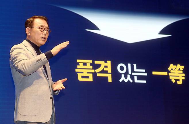 조용병 신한금융그룹 회장이 지난 3일 열린 ‘2022년 신한경영포럼’에서 CEO(최고경영자) 특강을 하고 있다.  /신한금융그룹 제공