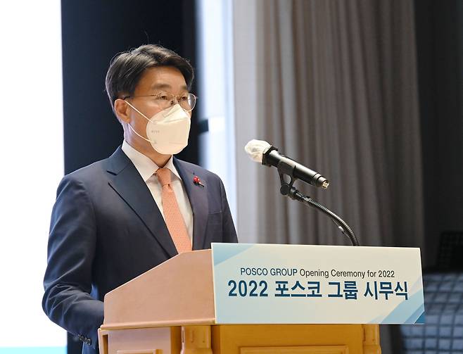 최정우 포스코그룹 회장이 지난 3일 오전 '2022년 포스코 그룹 시무식'에서 신년사 하고 있다. /포스코 제공