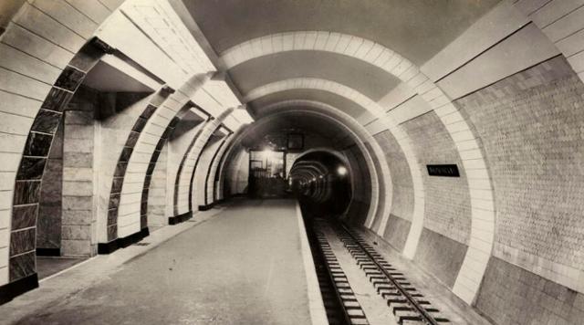 니콜라이 라도프스키가 1935년 디자인한 모스크바 지하철 제르진스키 광장역(현 루뱐카역) 내부. typical-moscow.ru 제공