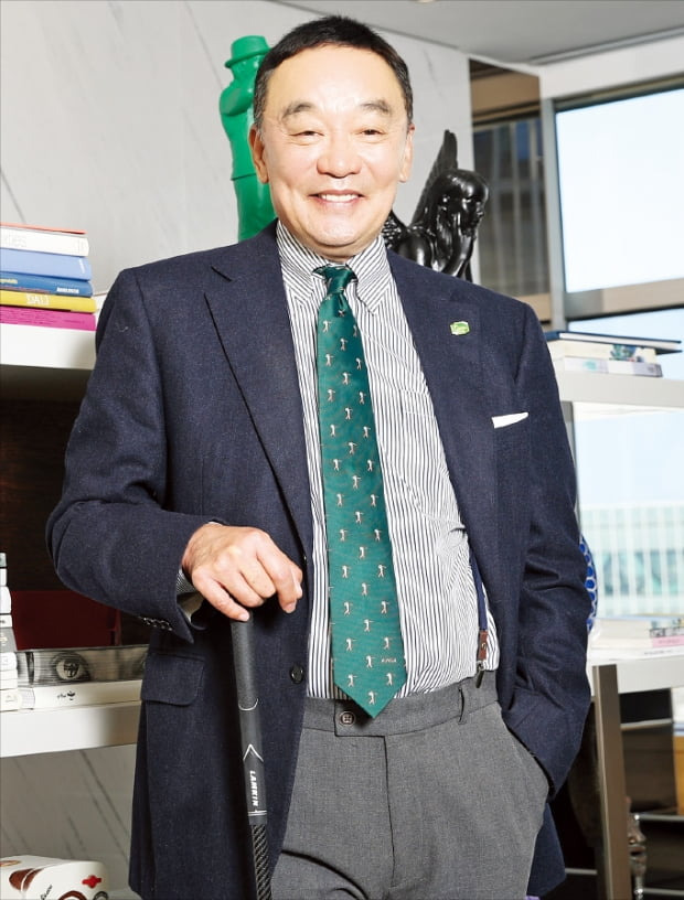구자철 한국프로골프협회(KPGA) 회장이 서울 LS용산타워에서 새해 포부를 밝혔다. 싱글 핸디캡을 자랑하는 ‘골프광’인 그는 “남을 속이지 않고 나만의 싸움을 해야 하는 정직함이 골프의 가장 큰 매력”이라고 강조했다. KPGA 제공