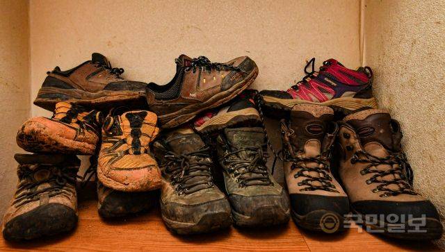 “이만큼 일했다는 걸 느끼고 싶어서 다 떨어진 신발들을 모아놨다. 지게꾼 그만두면 그때 버릴 것 같다.”