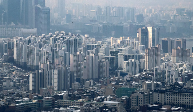 서울 중구 남산에서 바라본 시내 아파트 단지. /사진제공=뉴스1