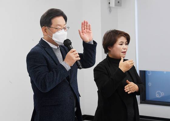 (서울=뉴스1) 국회사진취재단 = 이재명 더불어민주당 대선 후보가 2일 서울 마포구 소재 더불어민주당 미래당사 '블루소다' 개관식에 참석해 개관 축사를 하고 있다. 2022.1.2/뉴스1