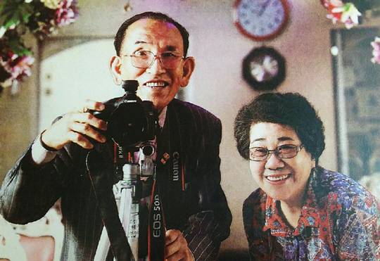 55년째 경남 창원에서 신신예식장을 운영하며 무료 결혼식을 올려주고 있는 백낙삼·최필순 씨 부부가 결혼식 사진을 찍어주며 환하게 웃고 있다. 백낙삼 씨 제공