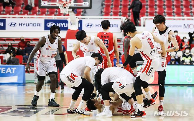 [서울=뉴시스]프로농구 SK 3연승. (사진=KBL 제공)