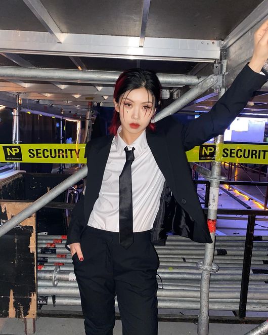 Dancer iKey reveals suitfit that pops up in styleiKey posted a photo on his SNS on the 4th, saying, I have a suit key you ordered.In the photo, iKey is waiting before going to the concert stage of Street Woman The Fighter. IKey, who is waiting under the stage, showed charisma and a deadly atmosphere.Especially in the suit, iKey caught both the coolness and the prettyness. The reaction of the fans to the photo of the cool iKey is explosive.On the other hand, iKey is appearing on MBC After School.