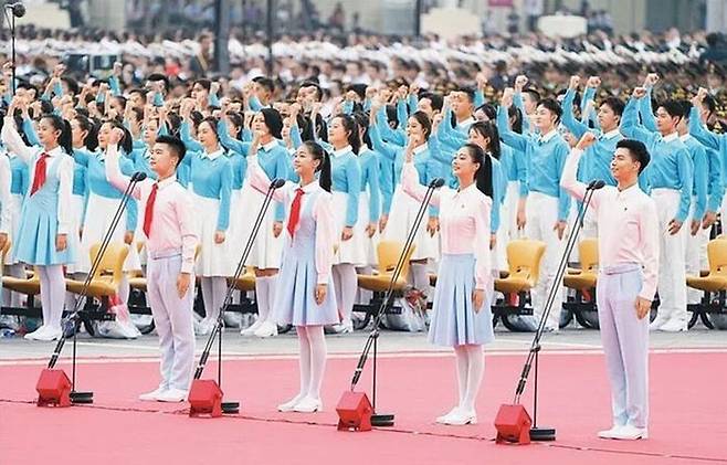 지난해 7월 중국 공산당 창당 100주년 행사에서 빨간 스카프를 두르고 충성 맹세를 하는 중국 청년들