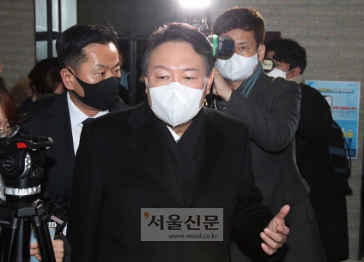 윤석열(가운데) 국민의힘 대선후보가 3일 서울 여의도 국민의힘 당사에서 선거대책위원회 전면 쇄신안 후속 대책을 논의한 뒤 당사를 나서고 있다. 윤 후보는 이날 오전 한국거래소 개장식 참석을 끝으로 공개 일정을 전면 취소하고 선대위 개편 작업에 들어갔다.김명국 선임기자