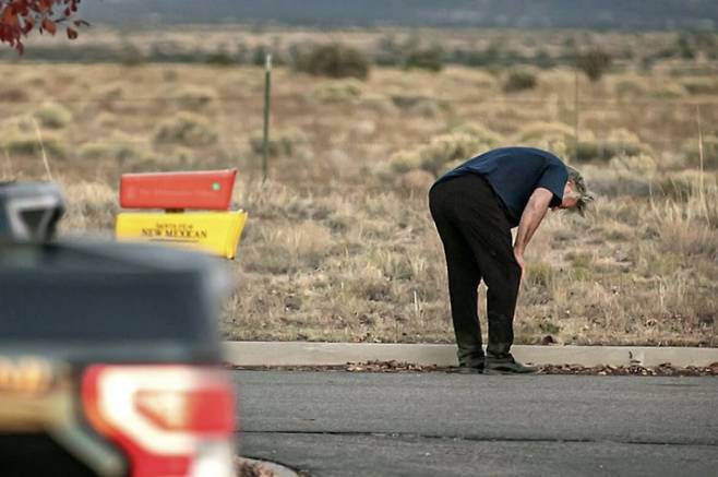 21일(현지시간) 뉴멕시코주 산타페의 서부 영화 ‘러스트’ 촬영장에서 소품 총기에 의한 치사 사고를 일으킨 영화배우 알렉 볼드윈이 산타페 보안관실의 조사를 받은 뒤 보안관실 주차장에서 슬픔에 잠겨 있다. 피어슨 모건 트위터