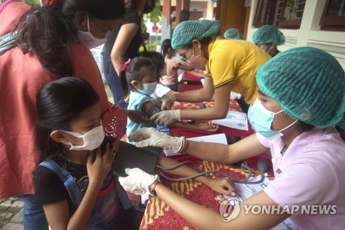 인도네시아 초등학생들이 시노백 백신 접종받는 모습 [AP=연합뉴스]